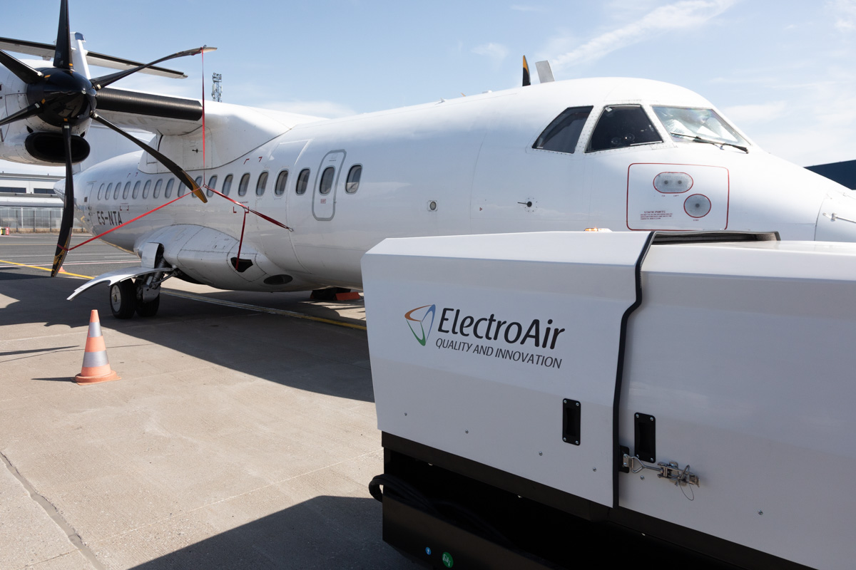 ElectroAir APA Series gpu next to aircraft